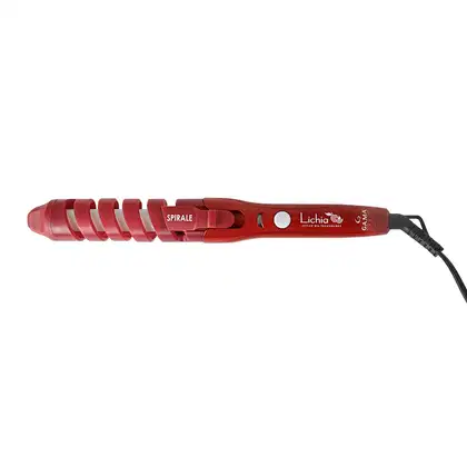 É um modelador de cachos elétrico vermelho da marca Lichia GA.MA Italy. O produto tem um formato alongado e ondulado, com várias espirais vermelhas que parecem aquecer para modelar os cabelos.