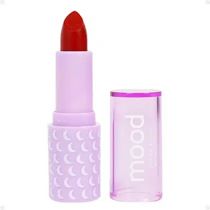 Batom vermelho da marca Ruby Rose. A embalagem é composta por um tubo de batom com uma tampa lilás, que exibe um padrão de luas brancas. O rótulo do produto está visível, com o nome da marca "Ruby Rose" impresso em letras brancas.