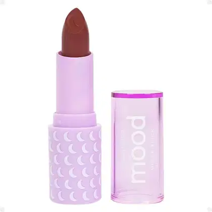 Batom da marca Ruby Rose. O batom possui uma embalagem lilás com um padrão de luas brancas. O tubo do batom é de cor vermelha escura. O rótulo do produto exibe o nome "Ruby" em letras brancas.