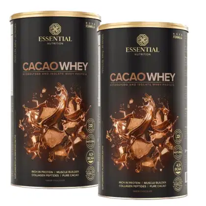A imagem mostra duas embalagens de whey protein sabor cacau, toda marrom com letras douradas.