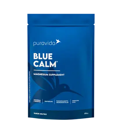 Blue Calm, suplemento de magnésio da Puravida. Embalagem em saqueta azul escura com o logotipo e nome do produto em branco. Detalhes do produto como "Magnesio, Triptofano, Funcionamiento Neuromuscular, Spirulina" listados na parte inferior. Peso de 175g.