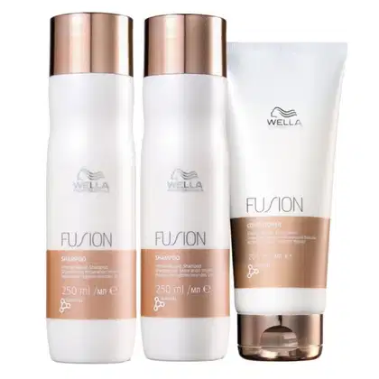 Dois frascos de shampoo Wella Fusion e um tubo de condicionador Wella Fusion, com embalagens brancas e detalhes em cobre, apresentando o logotipo da marca Wella Professionals.