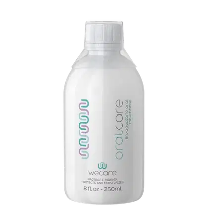 Frasco plástico branco, embalagem cilíndrica. Rótulo com o logotipo "Wecare" e o nome do produto "Oralcare em letras verdes. Descrição "Protege e hidrata" e informações de volume "250ml" impressas na parte inferior do frasco.