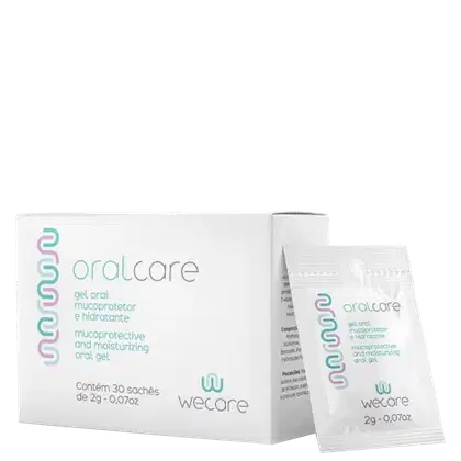 É um gel oral mucoprotector e hidratante que vem em uma caixa branca com detalhes em verde e lilás. A caixa contém 30 sachês individuais de 2g cada. Os sachês também são mostrados na imagem, com o nome do produto "Oralcare" impresso.