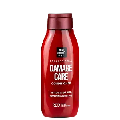 Frasco vermelho de condicionador da linha Damage Care da marca Mise en Scène, com rótulo preto destacando o nome do produto e a indicação de ser um condicionador de proteína.