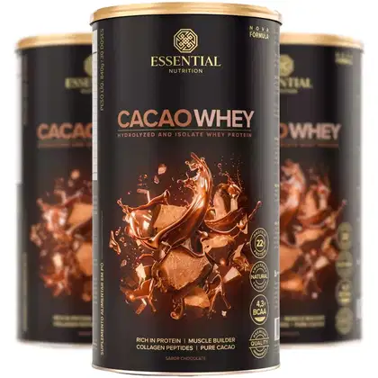 A imagem mostra três embalagens de whey protein sabor cacau, toda marrom com letras douradas.