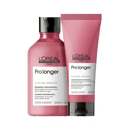 A imagem mostra um kit da L'Oréal Professionnel Pro Longer com um frasco arredondado de shampoo e uma bisnaga com condicionador. Todos de cor rosa escuro, rótulo branco e tampa preta.