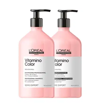 A imagem mostra 2 produtos de L'Oréal Professionnel. Um shampoo Vitamino Color e um condicionador, ambos possuem embalagem cilíndrica rosa com a tampa em válvula pump rosa.