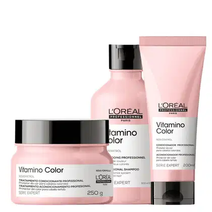 A imagem mostra 3 produtos de L'Oréal Professionnel. Um shampoo Vitamino Color em uma embalagem plástica rosa, um frasco tubular de condicionador e um pote redondo de máscara capilar. Todos da mesma cor.