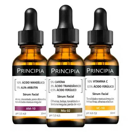 Três frascos de soro facial da marca Principia, contendo diferentes formulações com ácido mandélico, cafeína e vitamina C. Os frascos possuem design preto e âmbar, com rótulos detalhando os ingredientes e propriedades de cada produto.