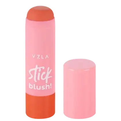 Stick blush da marca Vizzela Cosméticos. Embalagem em formato de bastão, na cor rosa claro. O bastão tem o nome da marca "Vzzla" e o produto "Stick blush" escritos em letras brancas.