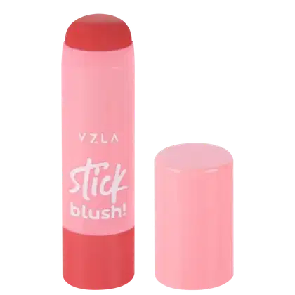 Stick blush da marca Vizzela Cosméticos. Embalagem em formato de bastão, na cor rosa claro. O bastão tem o nome da marca "Vzla" e o produto "Stick blush" escritos em letras brancas.