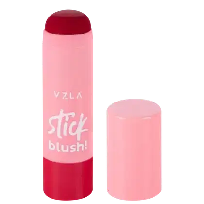 Stick blush da marca Vizzela Cosméticos. Embalagem em formato de bastão, na cor rosa claro. O bastão tem o nome da marca "Vzla" e o produto "Stick blush" escritos em letras brancas.