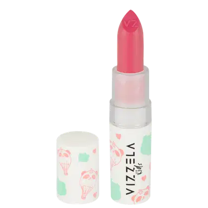 Batom em formato de bastão com embalagem plástica branca. A parte superior do batom é na cor rosa vibrante. A embalagem apresenta o logotipo "Vizzela" em letras pretas e detalhes decorativos em rosa e verde menta, com ilustrações de balões de ar quente.