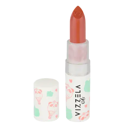 Batom em formato de bastão com embalagem plástica branca. A parte superior do batom é na cor laranja. A embalagem apresenta o logotipo "Vizzela" em letras pretas e detalhes decorativos em rosa e verde menta, com ilustrações de balões de ar quente.