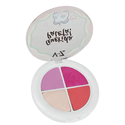 Paleta de maquiagem compacta com tampa redonda branca decorada com nuvem. A paleta contém quatro sombras prensadas divididas em quadrantes - rosa claro, rosa vibrante com brilho, bege pêssego e coral avermelhado.
