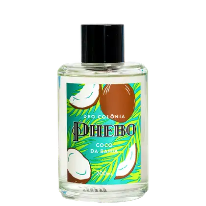 Deo colônia Phebo Coco da Bahia. Rótulo com fundo verde e detalhes em laranja, branco e amarelo. Ilustrações de coco e folhagens tropicais. Texto "Phebo" em letras grandes e "Coco da Bahia" em letras menores. Tampa preta na parte superior do frasco.