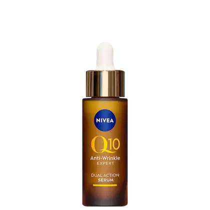 Produto anti-rugas da linha Q10 da Nivea. Frasco conta-gotas marrom-dourado com tampa branca. Rótulo azul com o logotipo Nivea e texto "Q10 Anti-Wrinkle Expert Dual Action Serum" em amarelo e branco.