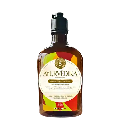 O produto apresentado é um frasco de 240ml de Ayurvedika, um hidratante ayurvédico. O rótulo destaca os principais ingredientes do produto, como amla, verbena e flor de hibisco, além de mencionar que o produto é adequado para todos os tipos de pele.