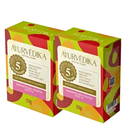 duas caixas de sabonete sólido da marca Ayurvedika. O texto indica que se trata de um sabonete vegetal com ingredientes ayurvédicos, como bergamota, hibisco e lótus. Cada caixa contém 120g do produto.