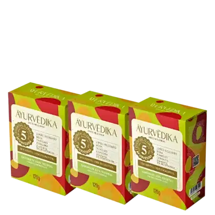 Três caixas de sabonete vegetal da marca Ayurvedika, com 120g de peso cada. O rótulo destaca que o produto é livre de mentol e eucaliptol, e menciona alguns dos ingredientes como limão siciliano, rosa, tomilho, cenoura e menta da montanha.