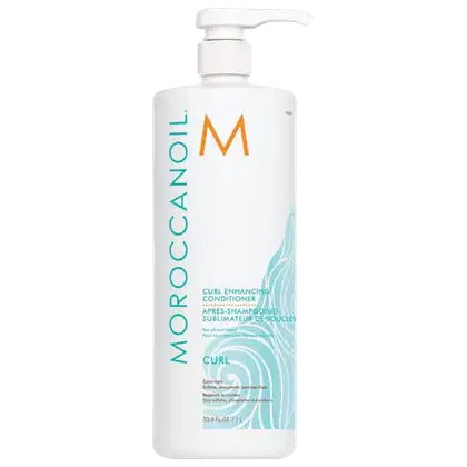 Frasco branco de condicionador Moroccanoil para realçar cachos, com bomba doseadora e rótulo com o logotipo da marca em laranja e azul.
