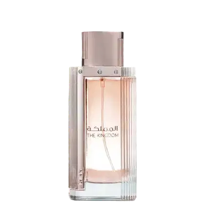 Frasco de perfume da marca Lattafa Perfumes, com design moderno e elegante em tons de rosa e prata. O rótulo exibe o nome "The Kingdom" em destaque.