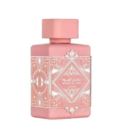 Frasco de perfume Badee Al Oud da marca Lattafa Perfumes, com embalagem de design geométrico em tons de rosa, destacando o nome do produto em árabe e em inglês.