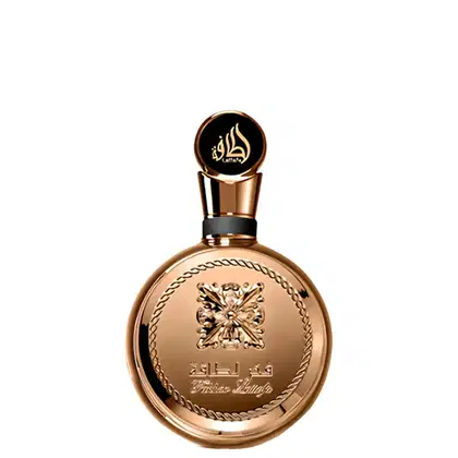 Perfume da marca Lattafa Perfumes. O frasco é dourado, com um design ornamentado e detalhado. No topo do frasco, há um elemento decorativo dourado em forma de flor. O rótulo do frasco exibe um texto em árabe, provavelmente o nome do perfume ou da marca.