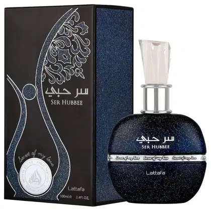Perfume da marca Lattafa Perfumes em frasco preto com detalhes em azul escuro e prata. A embalagem apresenta o nome do produto "Ser Hubbee" em árabe e inglês. O frasco possui um design elegante e sofisticado, com uma tampa transparente.