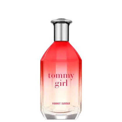 Perfume da linha Tommy Girl da marca Tommy Hilfiger. O frasco possui um formato cônico e um acabamento metálico na tampa. A cor predominante é o vermelho, que se transforma em um tom mais claro em direção à base do frasco, criando um efeito degradê.