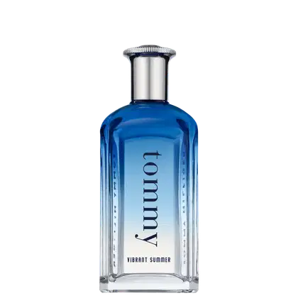 Perfume da marca Tommy Hilfiger, com o nome "Vibrant Summer" impresso em letras azuis. O frasco tem um design elegante e moderno. A cor predominante é o azul, que gradualmente se torna mais claro em direção à base do frasco, criando um efeito degradê.