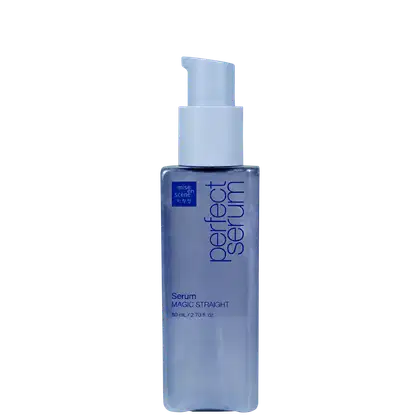 Frasco de soro da marca Mise en Scène, com rótulo azul e texto "Serum MAGIC STRAIGHT" em destaque. O produto possui embalagem com bomba de aplicação e volume de 80 mL.
