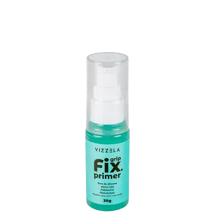 Primer da linha Grip Fix da Vizzela Cosméticos. Trata-se de um frasco de plástico transparente com uma tampa branca e um rótulo verde com o nome do produto "Grip Fix Primer" e informações sobre sua composição e benefícios.