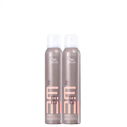 São dois frascos de shampoo a seco Wella Professionals Dry Me. Os frascos têm formato cilíndrico na cor marrom acinzentado. Cada frasco tem uma tampa branca na parte superior. Também estão impressas as informações "180 ml / 119,7 g" indicando o volume