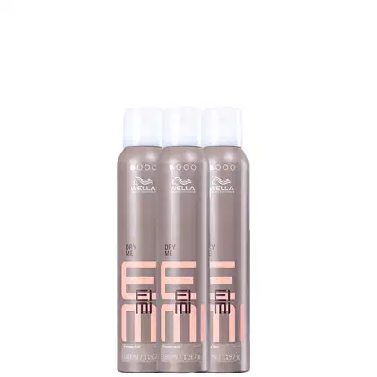 São três frascos de shampoo a seco Wella Professionals Dry Me. Os frascos têm formato cilíndrico na cor marrom acinzentado. Cada frasco tem uma tampa branca na parte superior. Também estão impressas as informações "180 ml / 119,7 g" indicando o volume