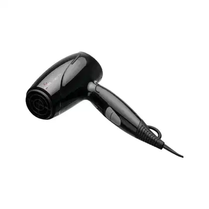 Secador de cabelo elétrico portátil preto da marca GA.MA Italy. O produto tem um design ergonômico com cabo alongado e alça integrada. O corpo principal é arredondado e brilhante na cor preta. Na lateral, há um botão de controle deslizante.
