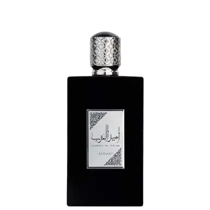 O item de perfumaria apresenta um frasco preto com tampa decorativa. O rótulo contém texto em árabe e inglês, indicando a marca "Ameer Al Arab Lattafa".