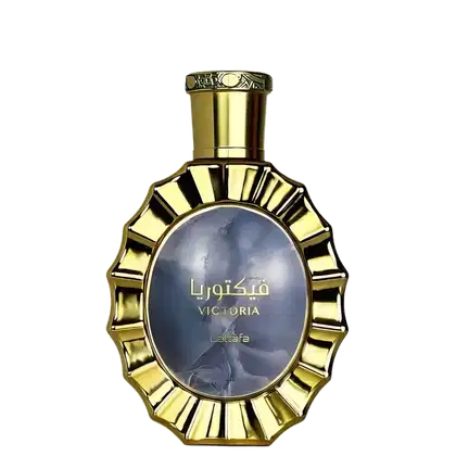 Frasco de perfume dourado com detalhes decorativos, contendo o nome "Victoria" em árabe e em inglês, da marca Lattafa Perfumes.