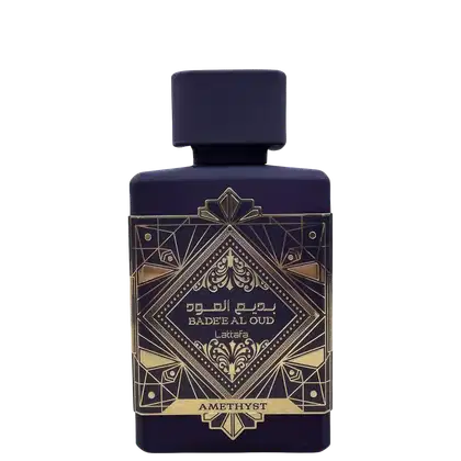 Frasco de perfume Lattafa Bade'e Al Oud, com design ornamental em tons de roxo e dourado, contendo texto árabe e elementos decorativos em estilo art déco.