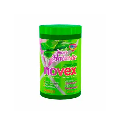 A imagem mostra o Creme de Tratamento Novex Super Babosão 400g da marca Embelleze. O pote é verde com detalhes em rosa e branco, e apresenta os benefícios do produto, como super reparação, hiperumectação e mega hidratação.