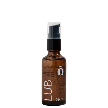 Frasco âmbar com bomba dosadora preta, contendo 50ml de produto. Rótulo branco com texto "LUB" em marrom.