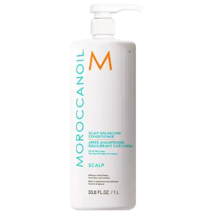 Frasco branco de condicionador Moroccanoil para equilíbrio do couro cabeludo, com bomba dosadora e rótulo com logotipo laranja e texto em azul e branco.