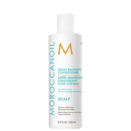 Frasco branco de condicionador Moroccanoil para equilíbrio do couro cabeludo, com logotipo laranja e azul. Rótulo indica que o produto é para todos os tipos de cabelo e reduz a aparência de caspa.