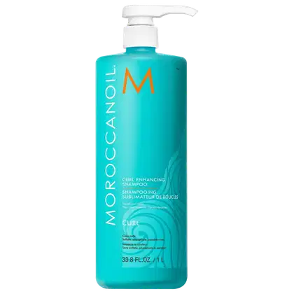 Frasco de shampoo Moroccanoil Curl Enhancing, com embalagem de plástico na cor turquesa, com rótulo destacando o nome da marca e a função do produto de realçar os cachos.