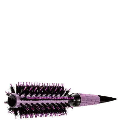 A imagem mostra uma escova de cabelo. O produto tem um cabo longo e cilíndrico na cor roxa. A escova possui cerdas de nylon rígidas e densas, também na cor roxa. A base da escova é preta e pontiaguda com detalhe em lavanda.