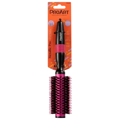 A imagem mostra a escova de cabelo rosa com cabo alongado preto. Na ponta há um informativo laranja com o nome da marca e detalhes do produto.