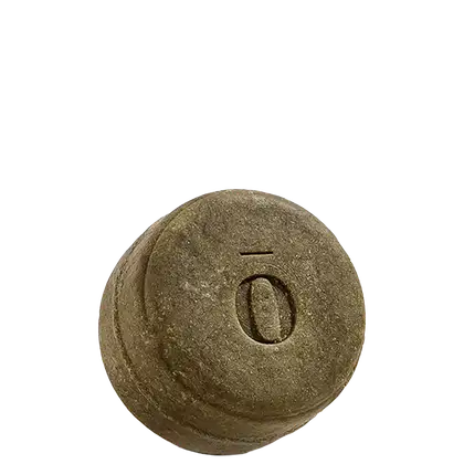 Shampoo em barra com a letra "O" gravada, em embalagem rústica e texturizada, em tons de marrom e bege, produto da linha Fitō.