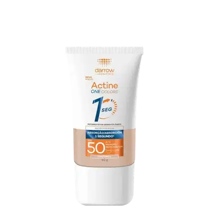 Tubo branco de protetor solar da marca Darrow, com rótulo laranja e azul, indicando o produto Actine One Colors com FPS 50 e absorção/proteção em 1 segundo.