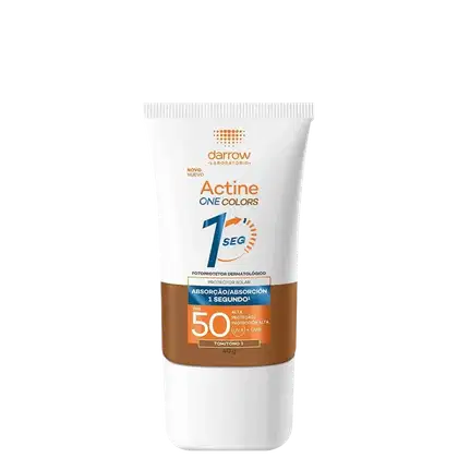 Tubo branco de protetor solar da marca Darrow, com rótulo laranja e azul, indicando o produto Actine One Colors com FPS 50 e absorção/proteção em 1 segundo.